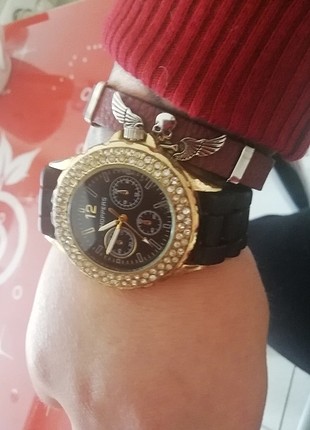 Siyah saat altın renk ve taş detaylı
