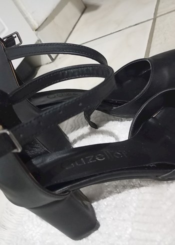 Siyah Parlak Tokalı Kadın Topuklu Ayakkabı - Görsel 3