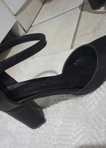 Siyah Parlak Tokalı Kadın Topuklu Ayakkabı - Görsel 2