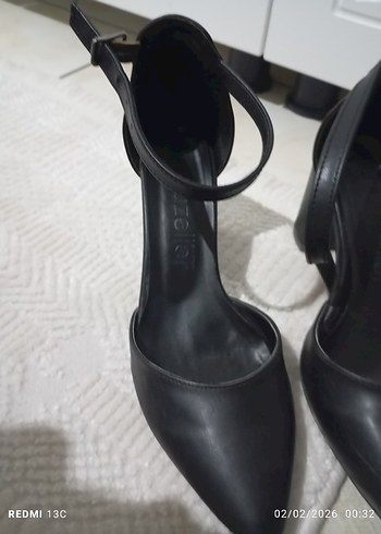 Siyah Parlak Tokalı Kadın Topuklu Ayakkabı - Görsel 4