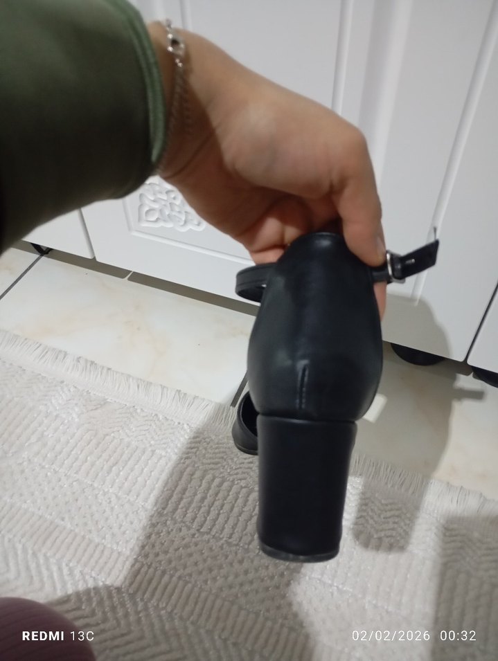 Siyah Parlak Tokalı Kadın Topuklu Ayakkabı - Görsel 5