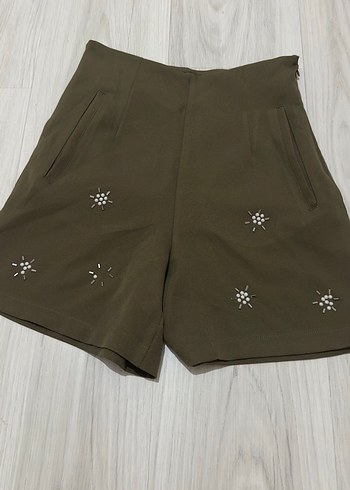 Düğmeli Nakışlı Kadın Mini Şort