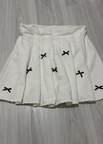 Beyaz Pilili Mini Etek Siyah Fiyonk Detaylı