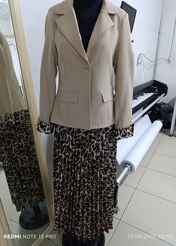 38 Beden beyaz Renk Düğmeli Bej Leopar Detaylı Kadın Blazer