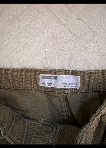 Bershka Kadın Haki Kamuflaj Kemerli Rahat Pantolon