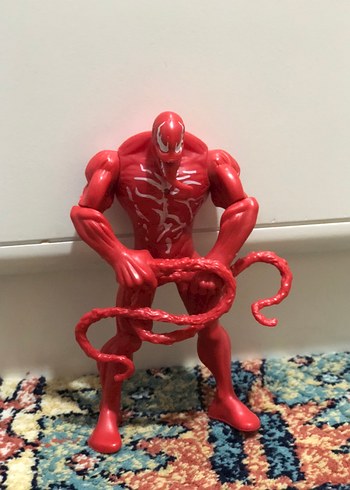Kırmızı venom figür
