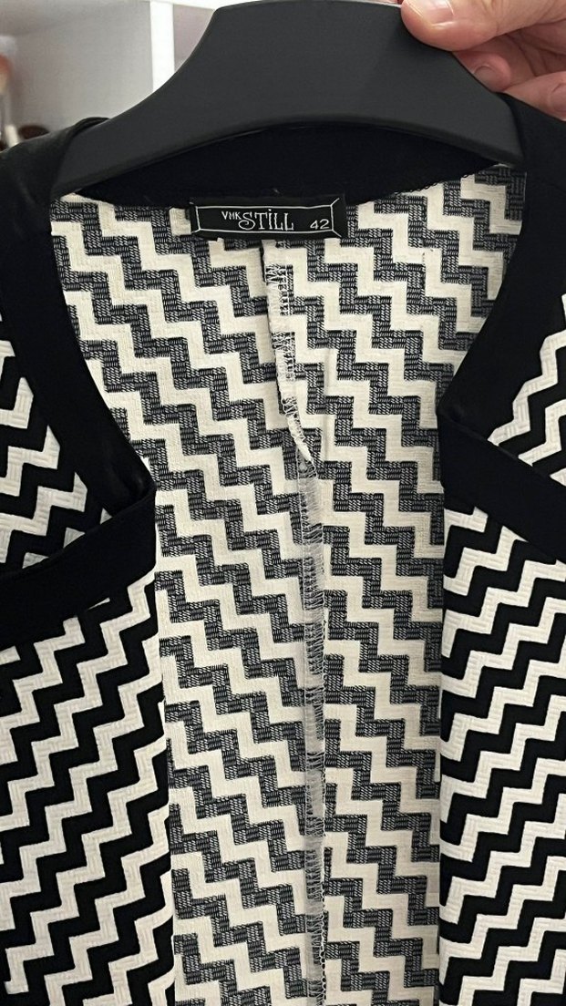 Kadın Uzun Siyah-Beyaz Desenli Yelek - Görsel 3