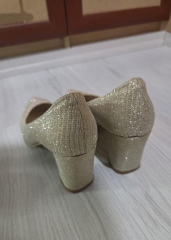 Altın Renkli Parlak Yılan Desenli İnce Topuklu Kadın Ayakkabı - Görsel 3