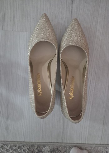 Altın Renkli Parlak Yılan Desenli İnce Topuklu Kadın Ayakkabı - Görsel 2