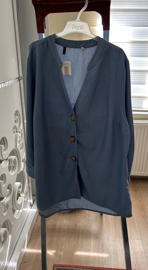 Düğmeli mavi kadın gömlek - Görsel 2