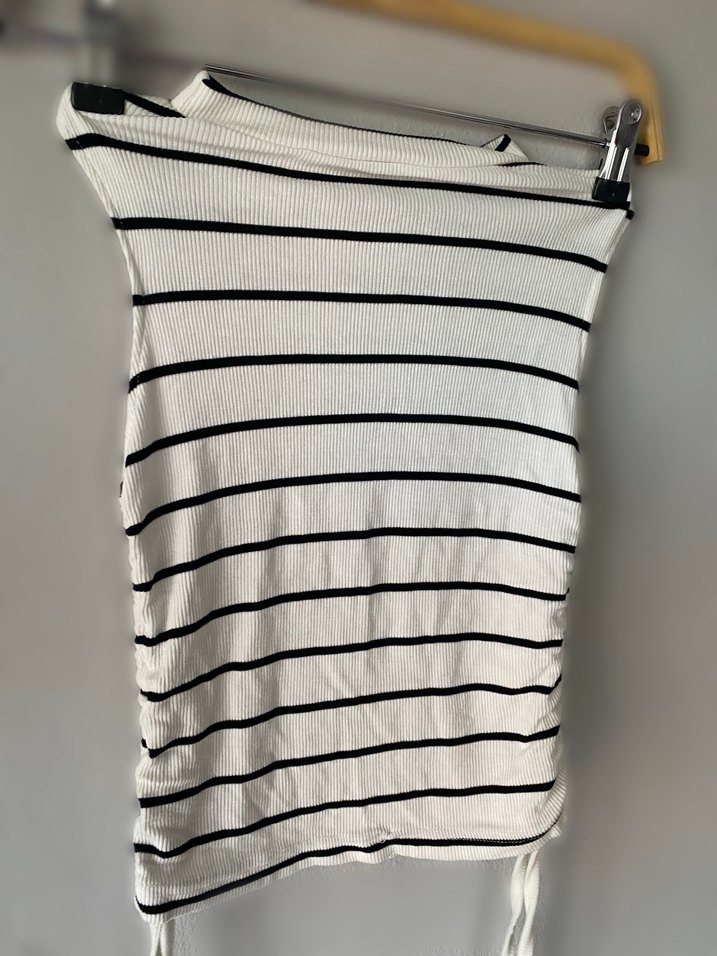 Yanlardan büzgülü üste tam oturan kolsuz bluz. - Görsel 2