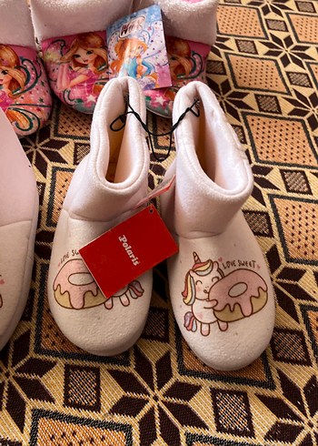 Kız Çocuk Renkli Nakışlı Sıcak Ev Terliklerisüper modeller32-33 - Görsel 4