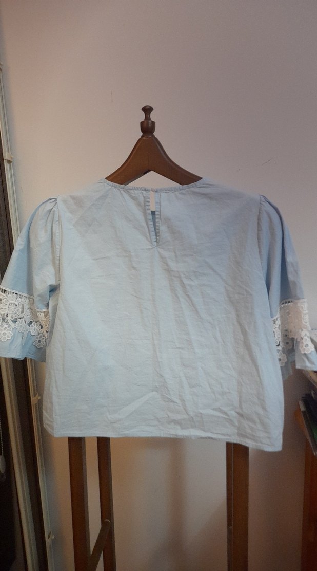 Dantel Detaylı Mavi Denim Kısa Kollu Bluz - Görsel 2