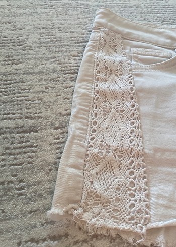 LC Waikiki Dantel Detaylı Beyaz Mini Kadın Kot Şort