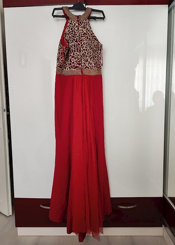 Kırmızı İşlemeli Yüksek Yakalı Uzun Abiye Elbise - Görsel 2