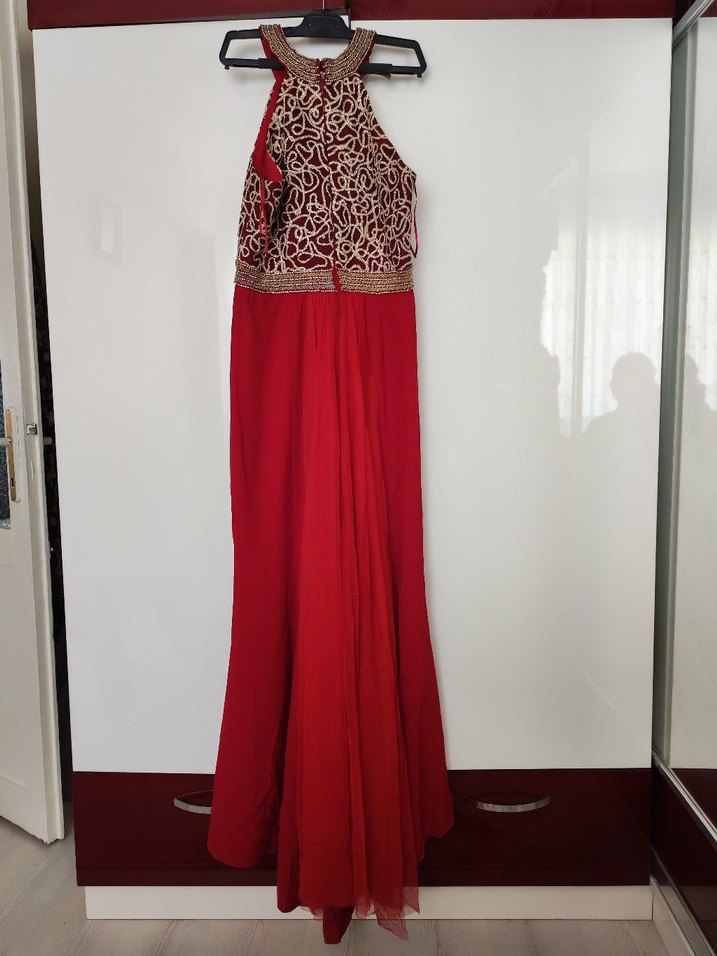 Kırmızı İşlemeli Yüksek Yakalı Uzun Abiye Elbise - Görsel 2