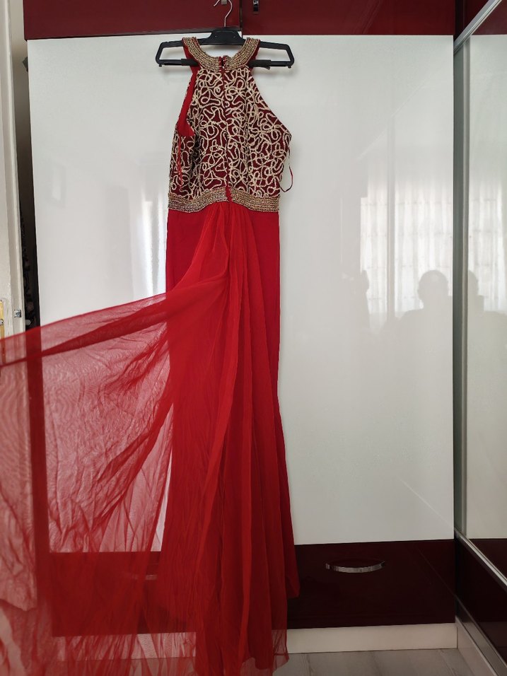 Kırmızı İşlemeli Yüksek Yakalı Uzun Abiye Elbise - Görsel 3