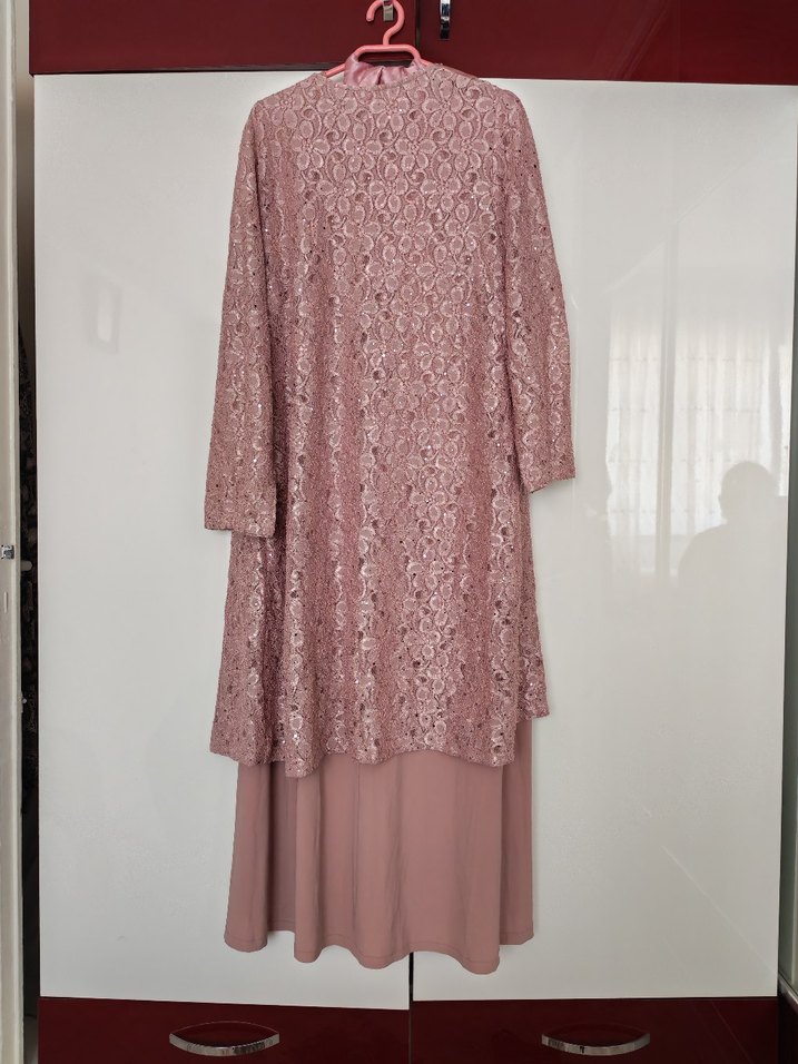 Pembe Uzun Dökümlü Kadın Eşarplı Tesettür Abiye Elbise - Görsel 2