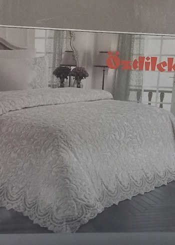 Gri İşlemeli Beyaz Yatak Örtüsü