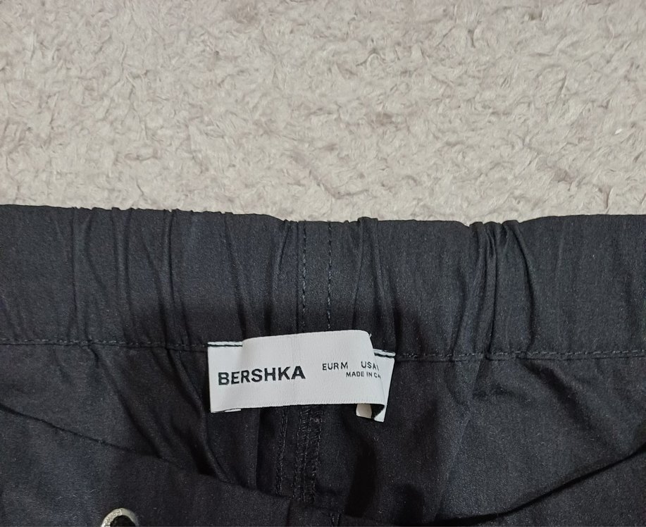 bershka paraşüt pantolon 
Siyah Beli Bağlamalı Rahat Pantolon - Görsel 4