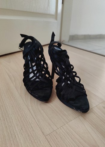 Siyah Kemerli Stiletto Topuklu Kadın Ayakkabı