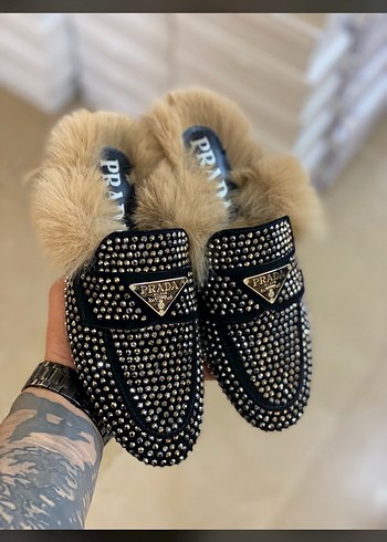 38 Beden Prada Tüylü Taşlı Siyah Terlik