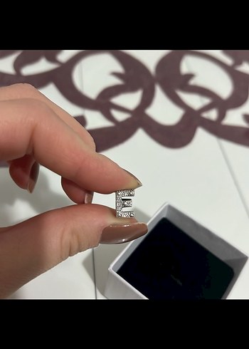 Gri Mininalist Kesim Kadın Charm - Görsel 2