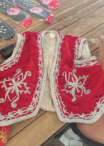 Nakışlı Kırmızı Kürklü Kadın Yelek