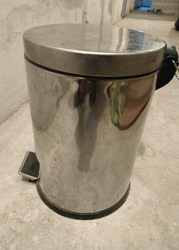 Diğer Parlak Gri Metal Çöp Kutusu