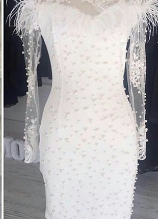 Tasarımcı Beyaz incili tüylü elbise.
