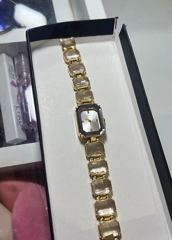 Zincir Detaylı Parlak Altın Kadın Saati - Görsel 4