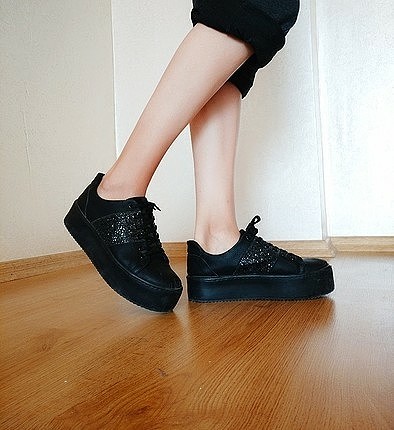 siyah spor ayakkabı