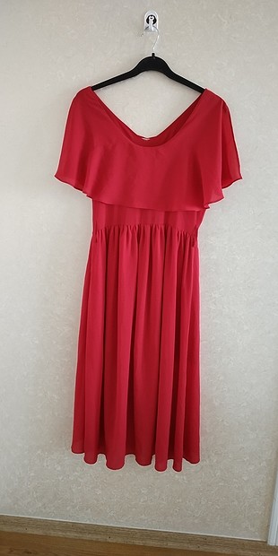 Tozlu kırmızı elbise
