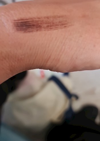 Bej Gri Tonlu Dudak Kalemi - Görsel 4