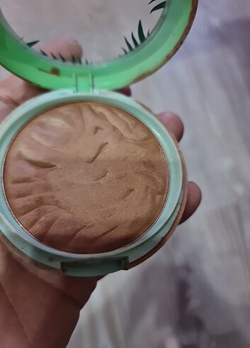 Beden Bronz pudra cok az kullandim