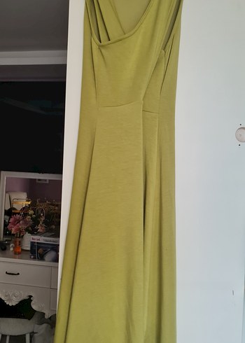 Askılı limon küf ü renkte  sırt dekolteli çok şık gece elbisesi - Görsel 3