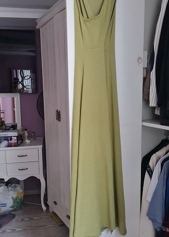 Askılı limon küf ü renkte  sırt dekolteli çok şık gece elbisesi - Görsel 2