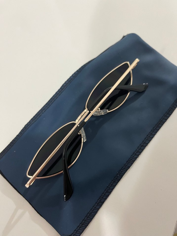 Kadın Siyah Minimalist Şeffaf Gözlük - Görsel 3