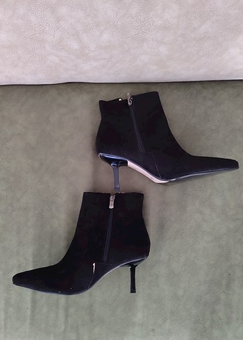 Siyah Süet Stiletto Topuklu Tokalı Bot - Görsel 2