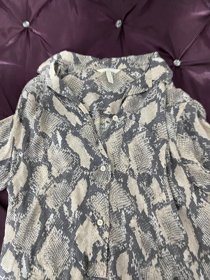 Gri Yılan Desenli Düğmeli Kadın Gömlek - Görsel 2