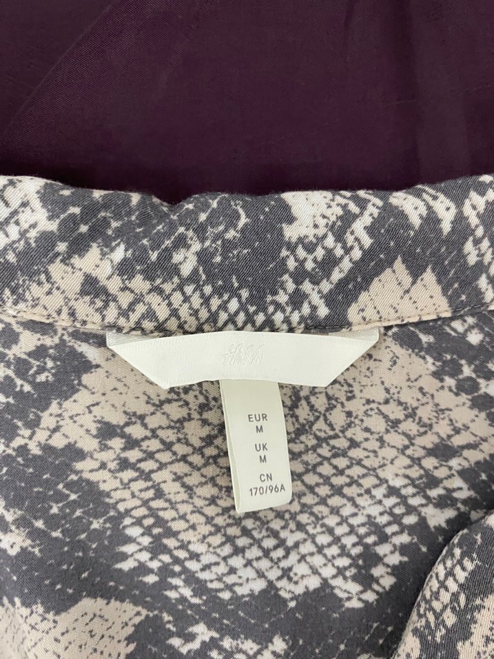 Gri Yılan Desenli Düğmeli Kadın Gömlek - Görsel 3