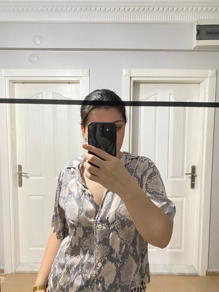 Gri Yılan Desenli Düğmeli Kadın Gömlek - Görsel 5