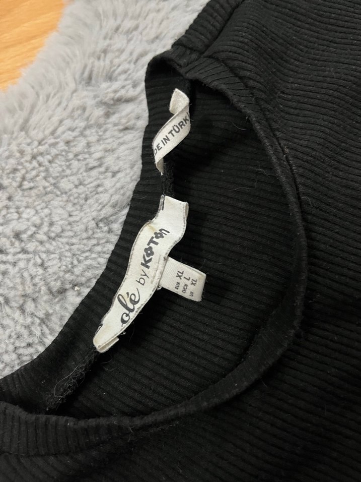 Siyah Göğüs Detaylı Bluz - Görsel 3