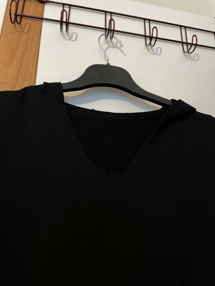 Siyah V yaka salaş kadın sweatshirt - Görsel 4