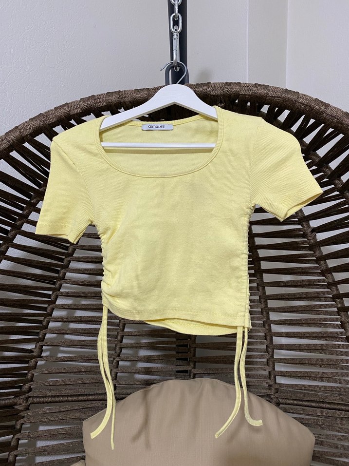 Sarı Bağcıklı Kısa Crop Top - Görsel 2