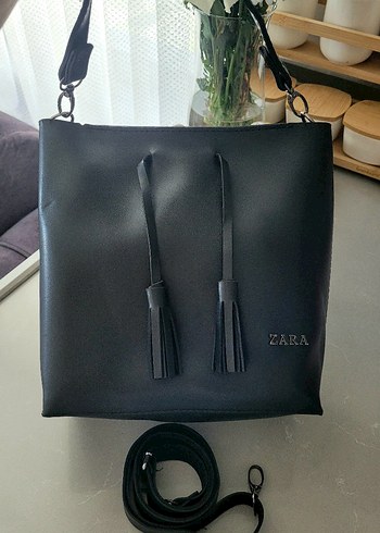 Zara Siyah Deri Püsküllü Kadın Çanta