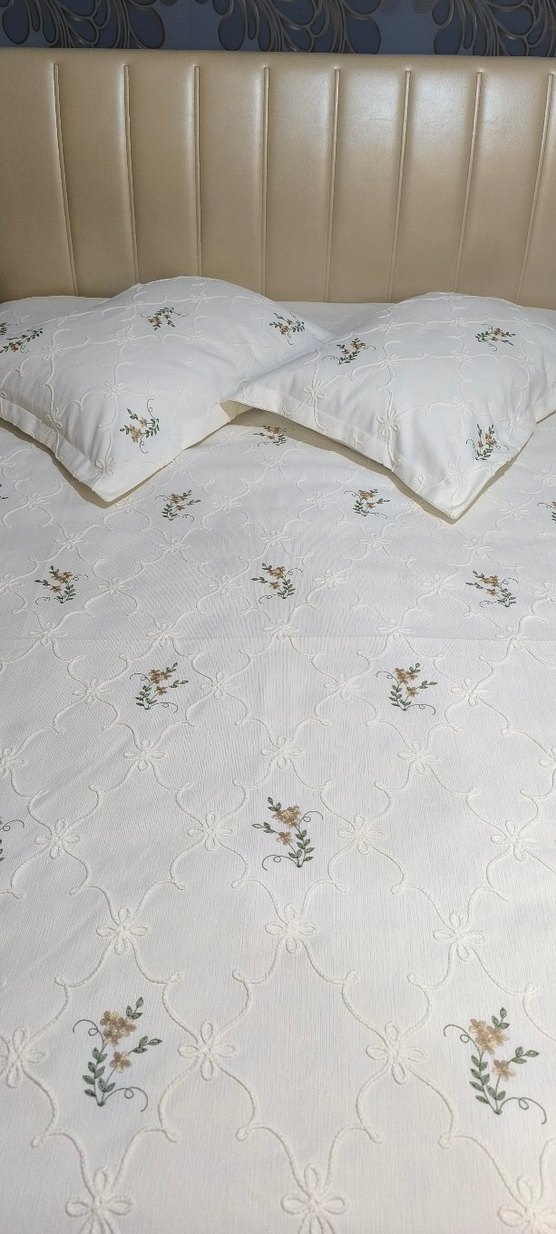 Nakışlı Beyaz Yatak Örtüsü - Görsel 2