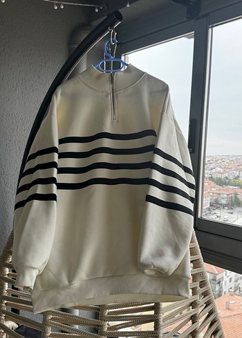 Gri Çizgili Beyaz Yarım Fermuarlı Sweatshirt