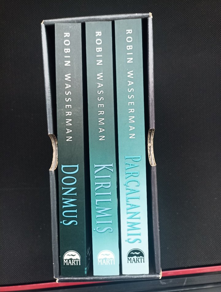 Robin Wasserman - Soğuk Uyanış Serisi 3 Kitap - Görsel 2