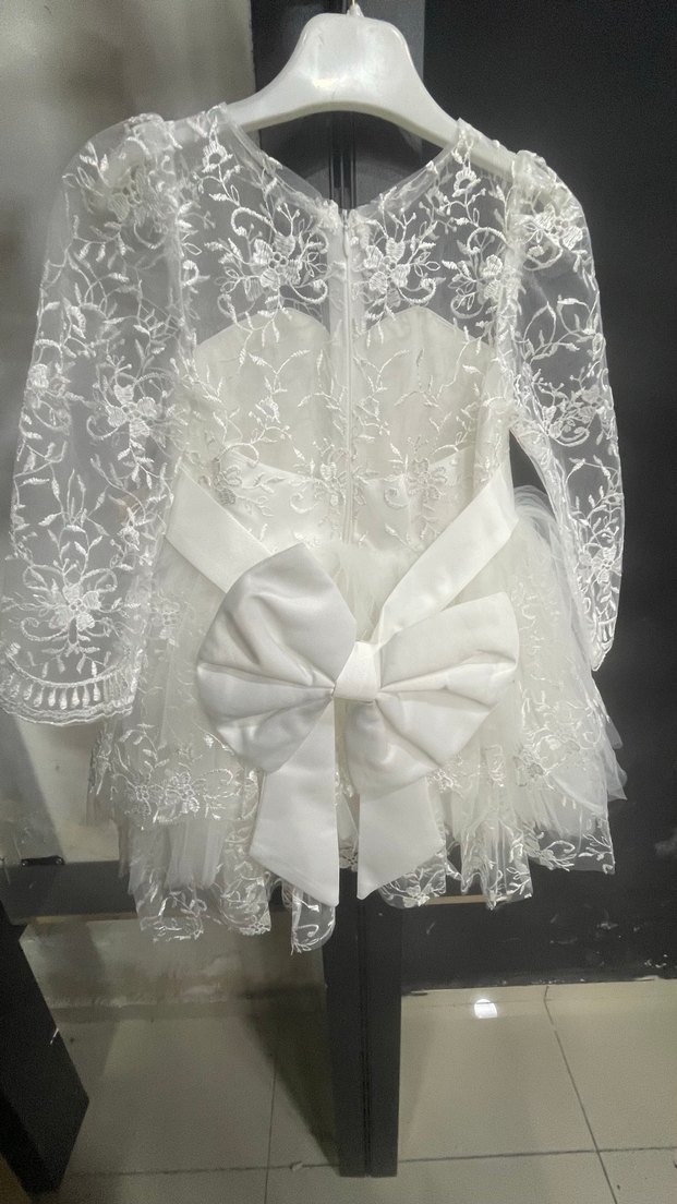 Beyaz Dantel İşlemeli Uzun Kollu çocuk gelinliği - Görsel 3